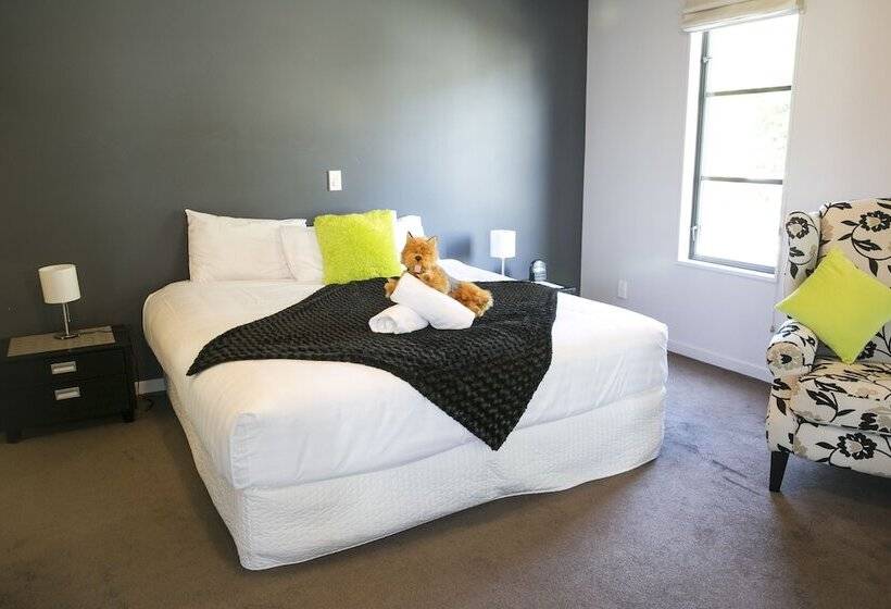 استودیوی استاندارد, The Glebe Apartments