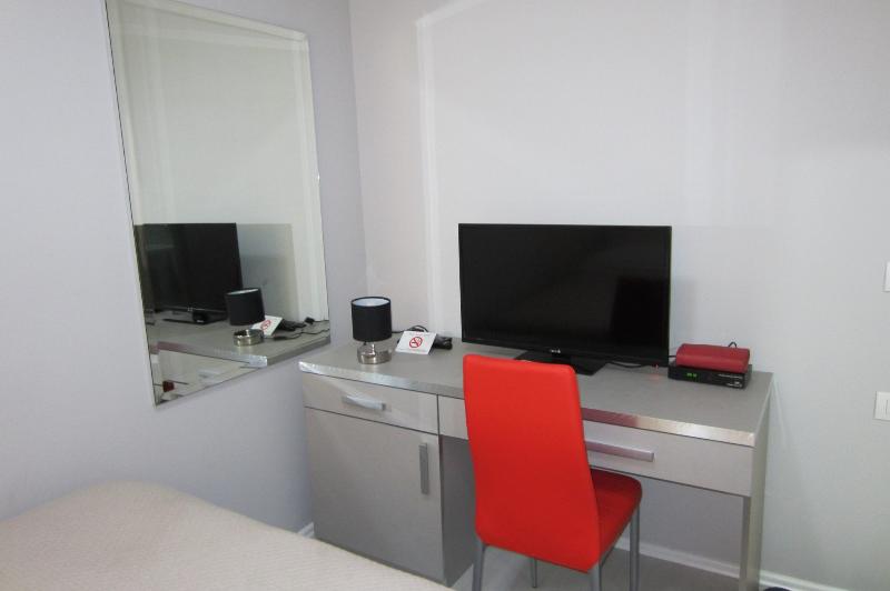 חדר סטנדרט יחיד, Freddy S