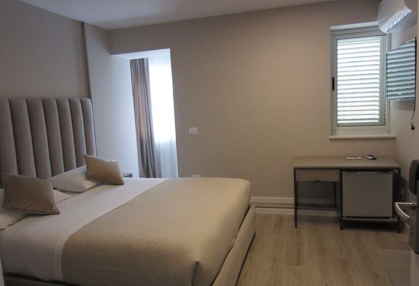 غرفة قياسية, Freddy S