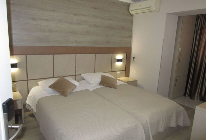 غرفة قياسية رباعية, Freddy S