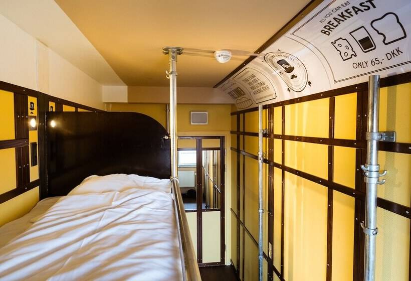 공용 욕실 구비 공동 객실 내의 침대, Copenhagen Downtown Hostel