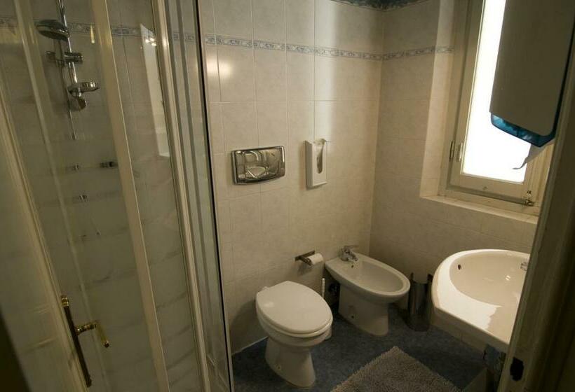 اتاق استاندارد سه تخته با سرویس بهداشتی مشترک, Soggiorno Primavera