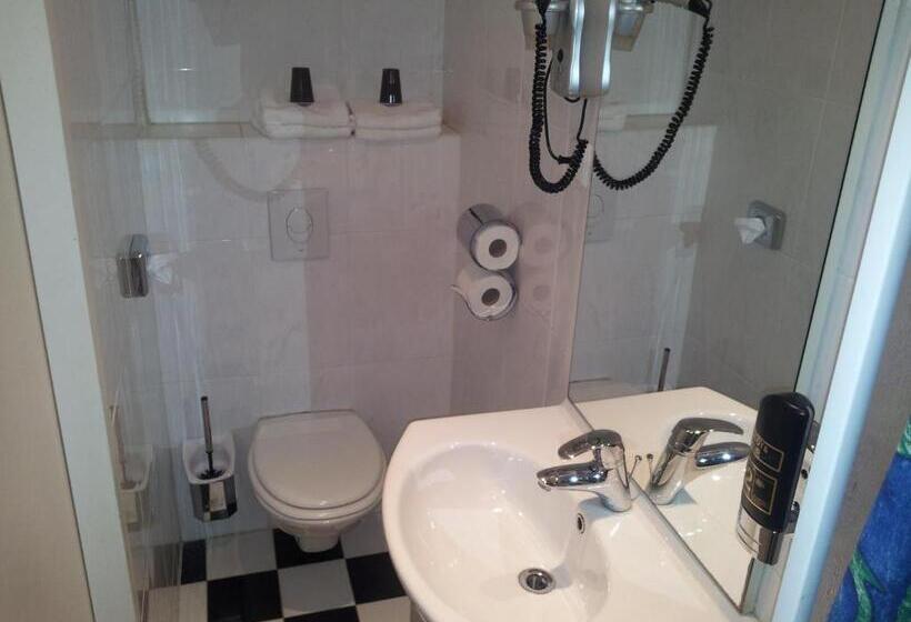 이코노미 룸, Baan