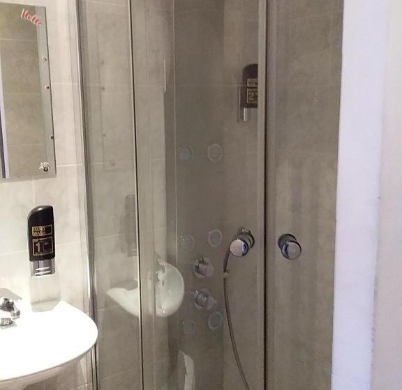 이코노미 룸, Baan