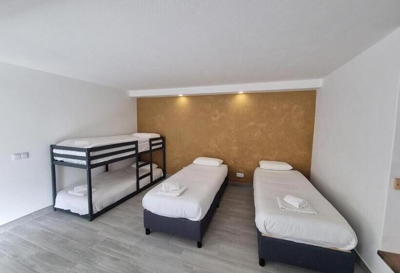 סטודיו משפחתי, G3 Gamboa Beach Houses