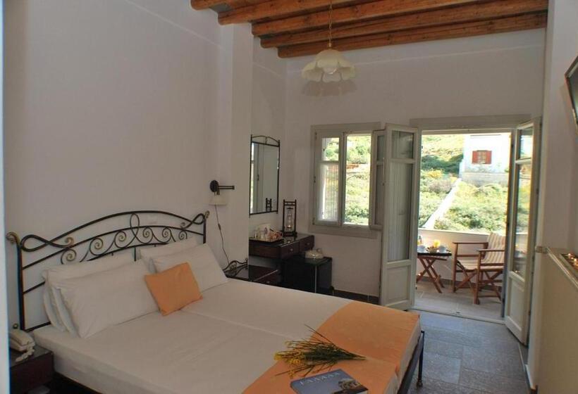 غرفة قياسية مطلة على الجبل, Myrto