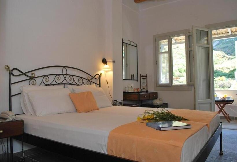 غرفة قياسية مطلة على الجبل, Myrto