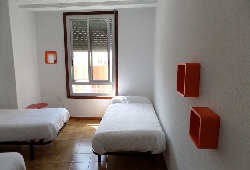 اتاق استاندارد سه تخته با سرویس بهداشتی مشترک, Russafa Youth Hostel