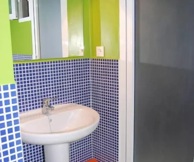 اتاق استاندارد سه تخته با سرویس بهداشتی مشترک, Russafa Youth Hostel