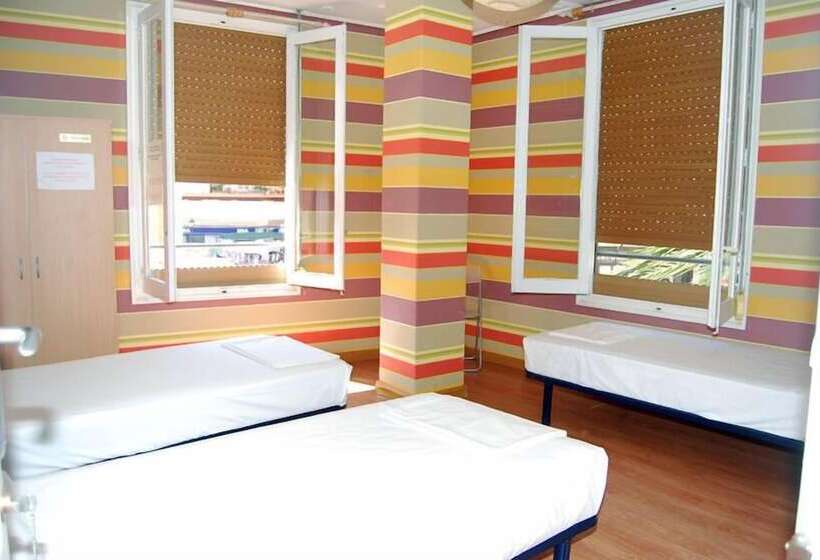 اتاق استاندارد سه تخته با سرویس بهداشتی مشترک, Russafa Youth Hostel