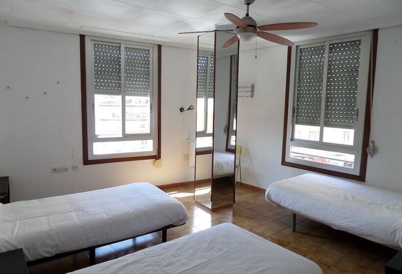 اتاق استاندارد سه تخته با سرویس بهداشتی مشترک, Russafa Youth Hostel