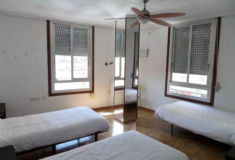 اتاق استاندارد سه تخته با سرویس بهداشتی مشترک, Russafa Youth Hostel