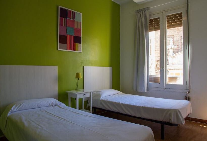 اتاق استاندارد با سرویس بهداشتی مشترک, Russafa Youth Hostel