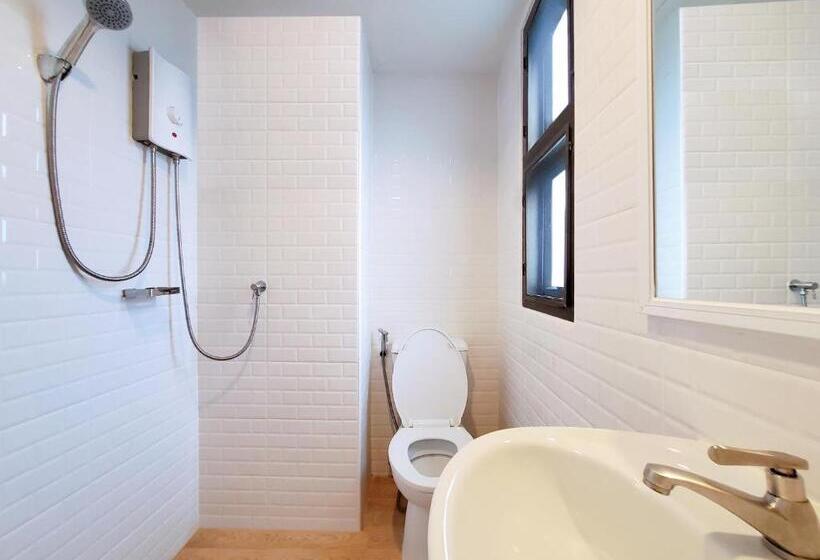 스탠다드 트리플 발코니 룸, Chateau Hotel & Apartments