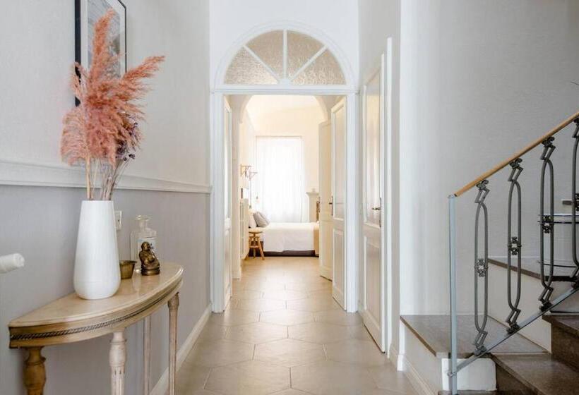 غرفة قياسية, La Casa Sulle Mura