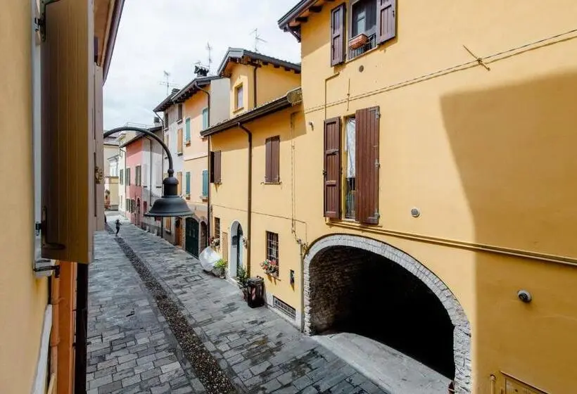 スタンダードルーム, La Casa Sulle Mura
