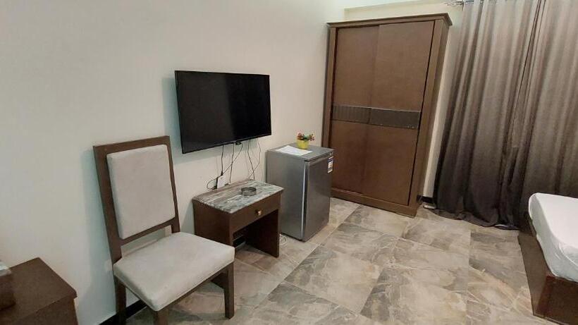 اتاق استاندارد سه نفره, Shabana House