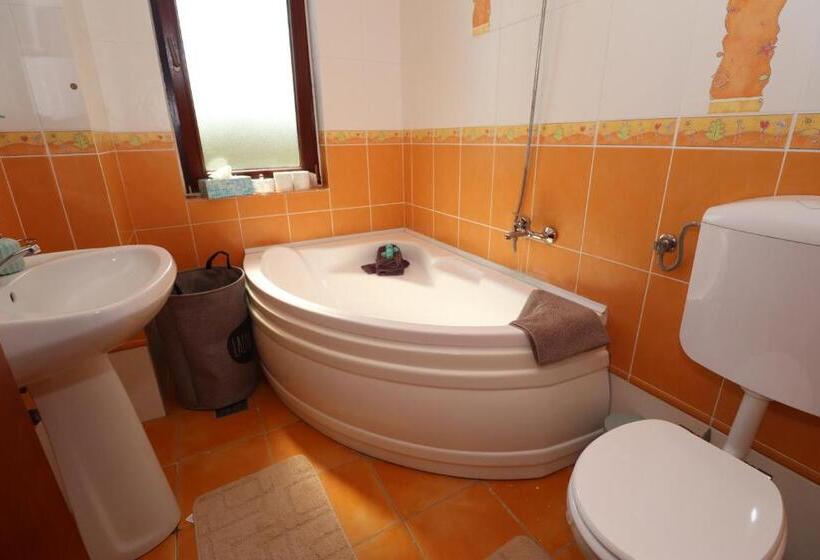 اتاق خانوادگی, Casa Din Deal