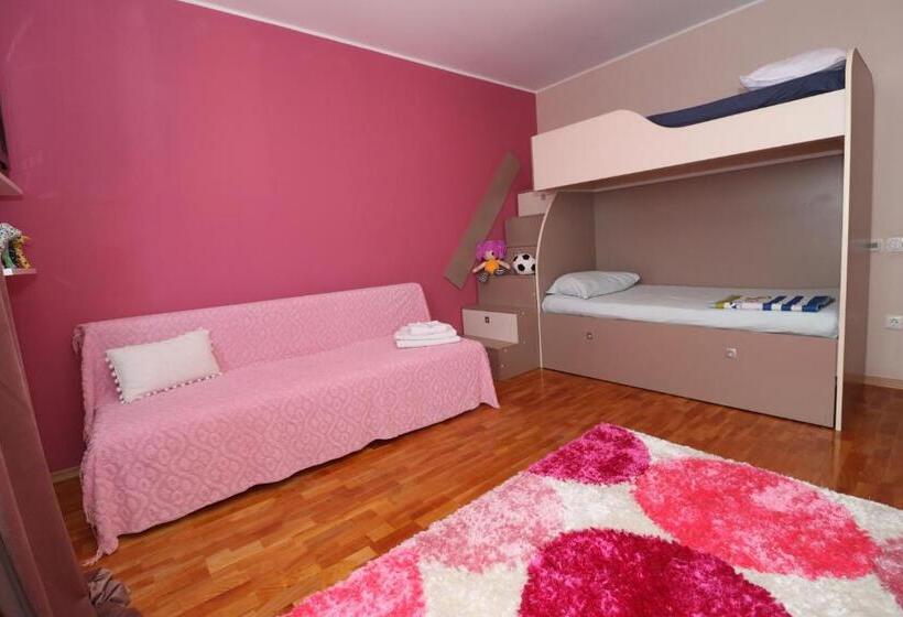 패밀리 룸, Casa Din Deal