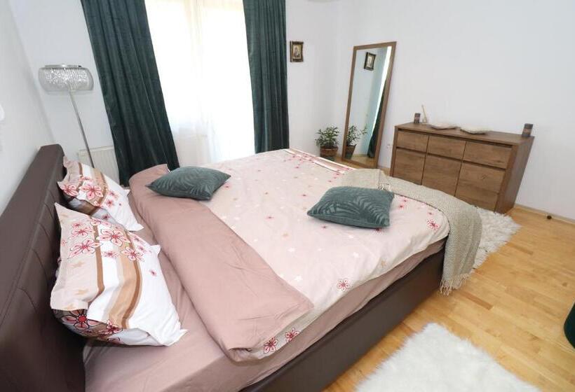 패밀리 룸, Casa Din Deal