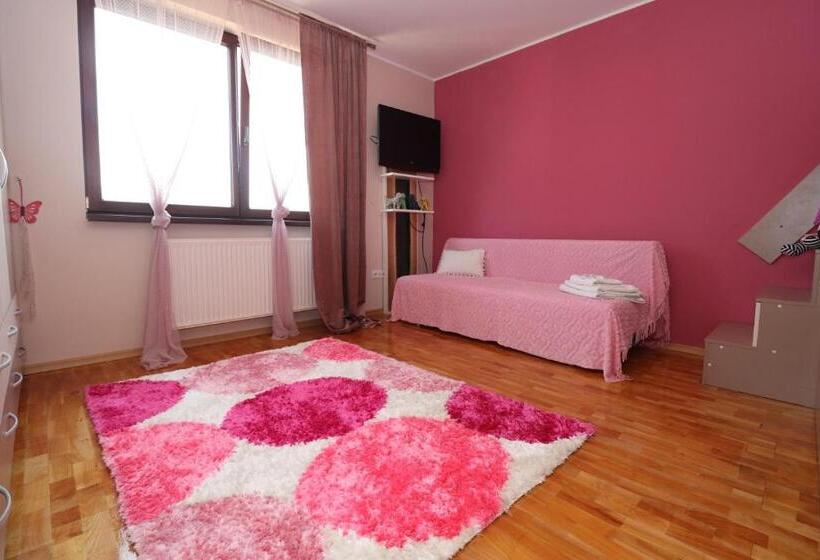 패밀리 룸, Casa Din Deal