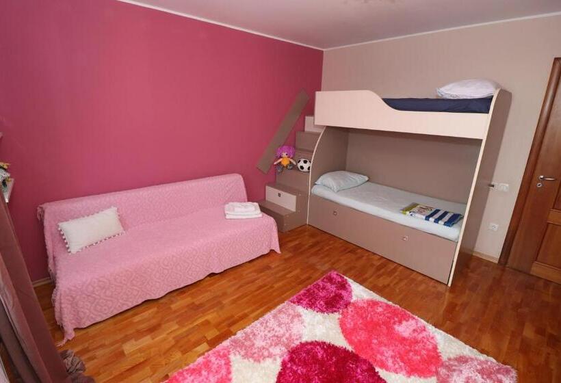 اتاق خانوادگی, Casa Din Deal