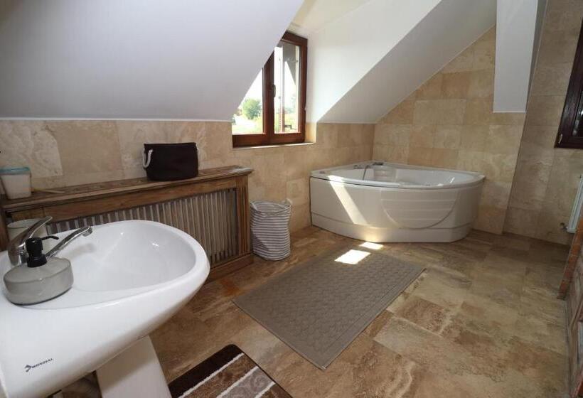 패밀리 룸, Casa Din Deal