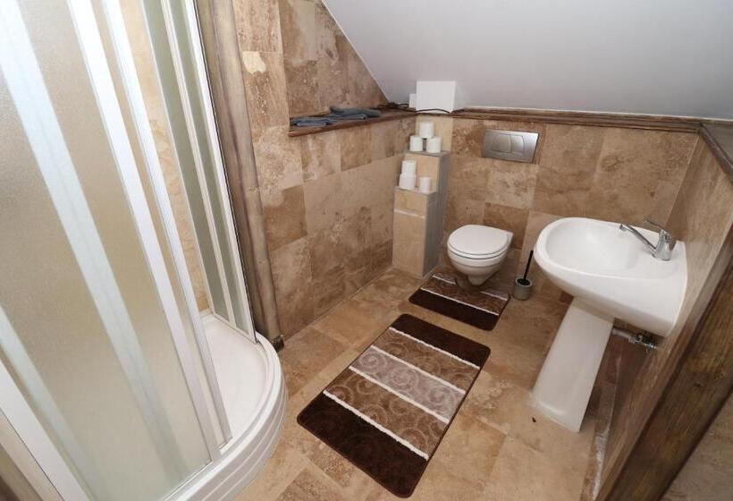 패밀리 룸, Casa Din Deal