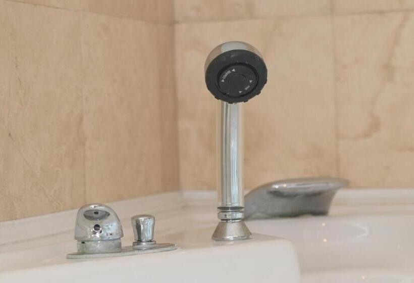 패밀리 룸, Casa Din Deal