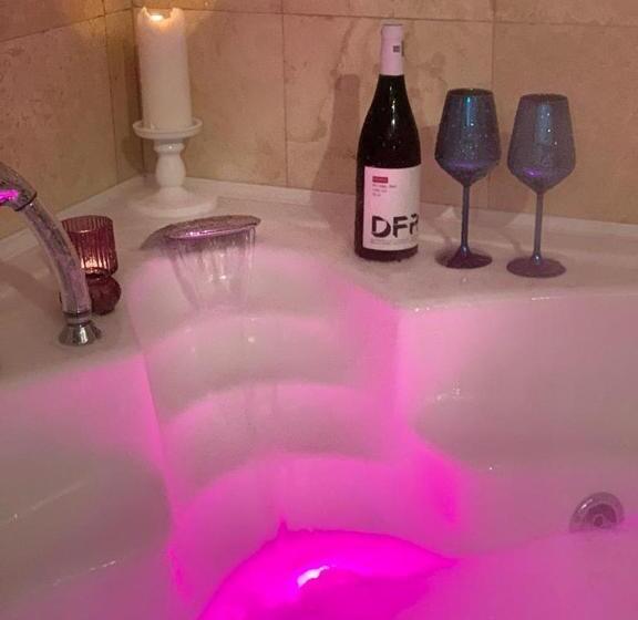 패밀리 룸, Casa Din Deal