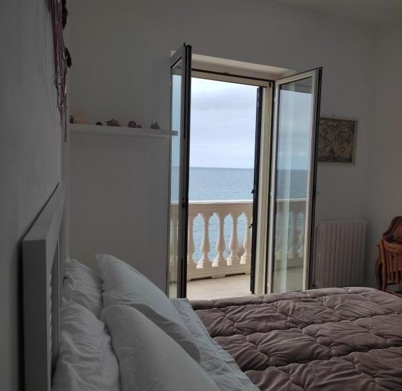 اتاق لوکس با بالکن و چشمانداز دریا, Vento Di Bolina