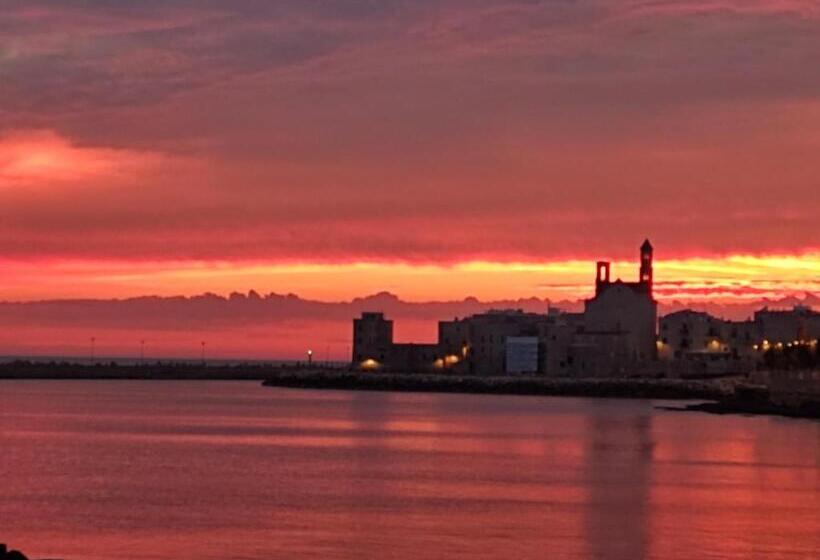 اتاق لوکس با بالکن و چشمانداز دریا, Vento Di Bolina