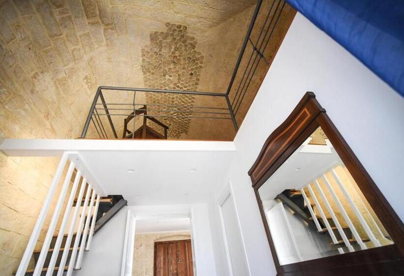 اتاق لوکس, Domus Castrum