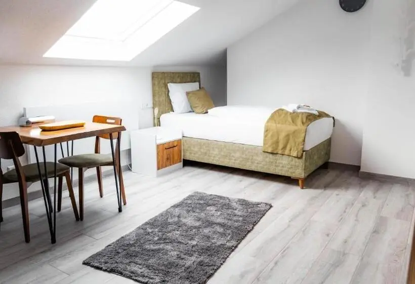 Quarto standart individual, E&b