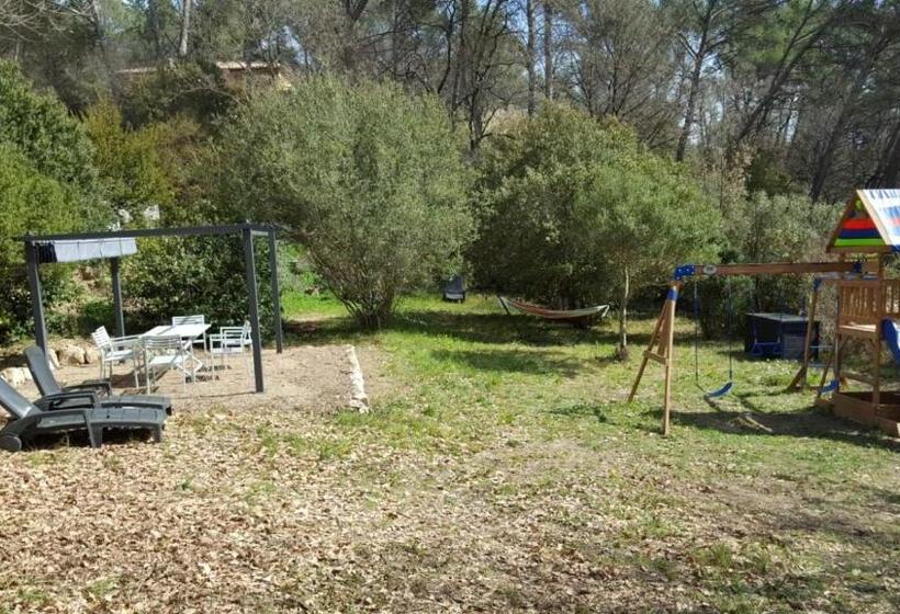 스탠다드 스튜디오 풀장 전망, Mas Des Marcellines