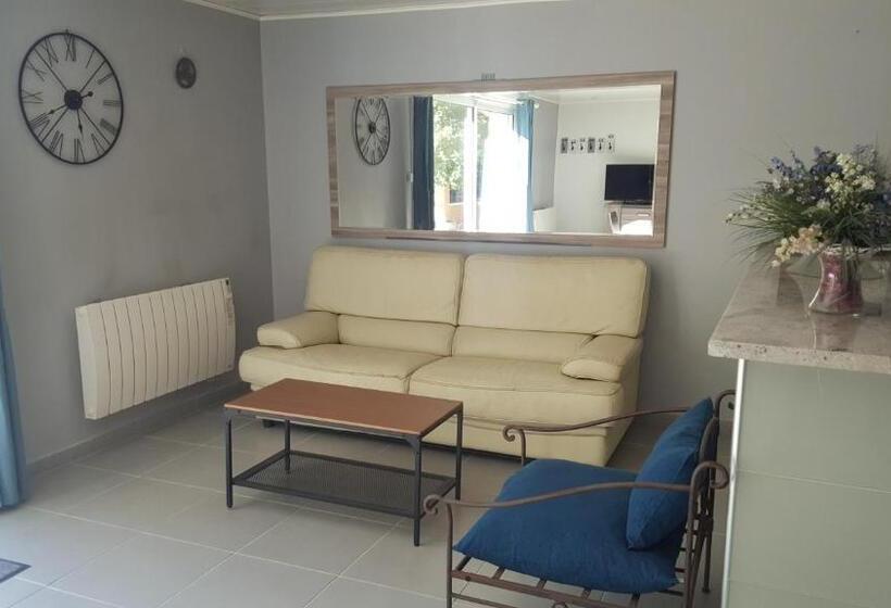 스탠다드 스튜디오 풀장 전망, Mas Des Marcellines