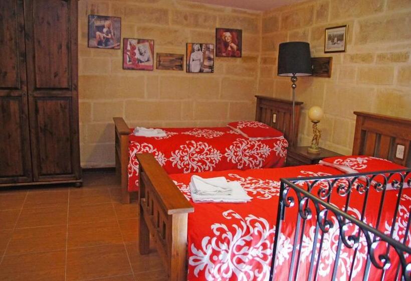 اتاق اکونومی, Luciano Valletta Boutique