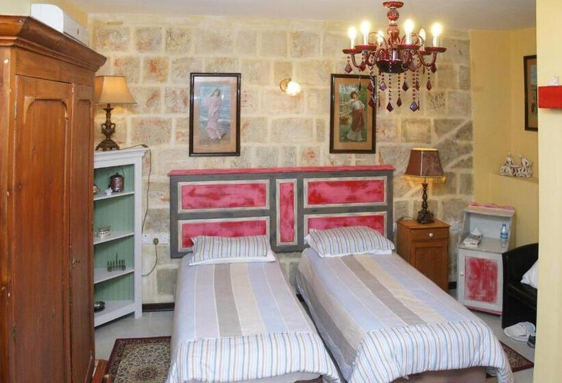 اتاق اکونومی, Luciano Valletta Boutique