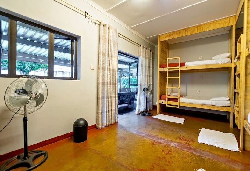 تختخواب در اتاق مشترک, Shoestrings Backpackers Lodge Vic Falls