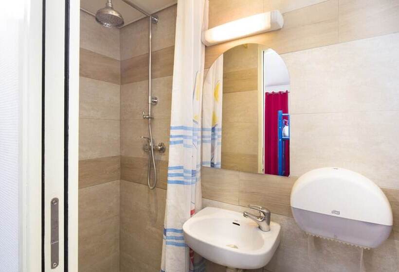 تختخواب در اتاق مشترک, Bastille Hostel