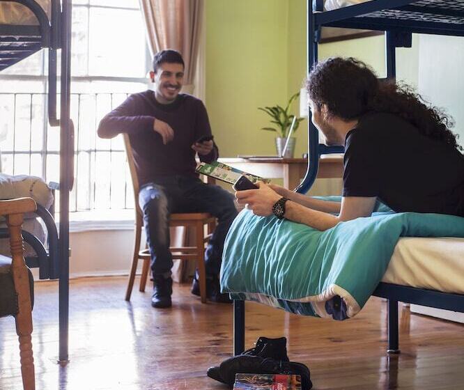 חדר משפחתי, Four Courts Hostel