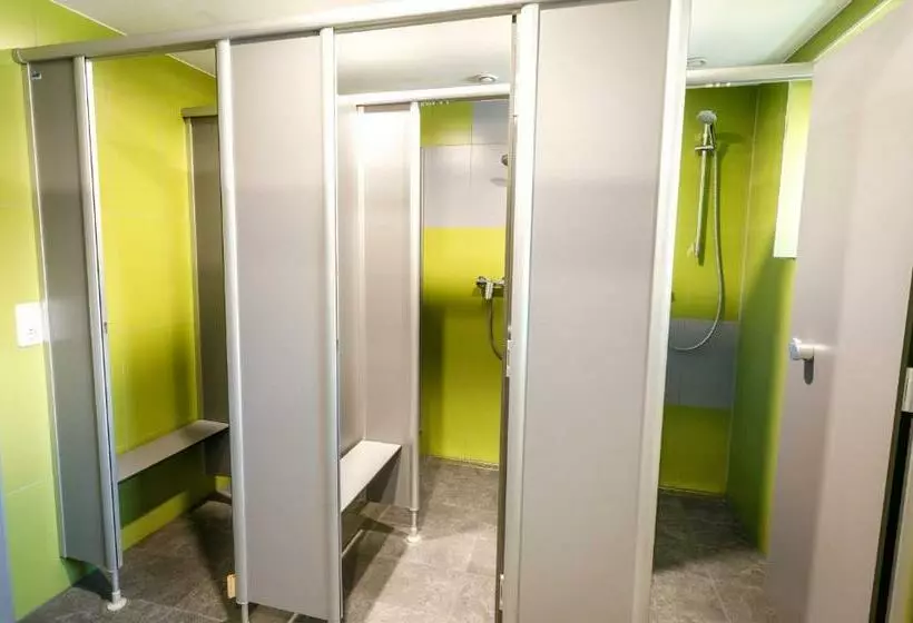 Bed in Shared Room with Shared Bathroom, Jugendherberge Füssen