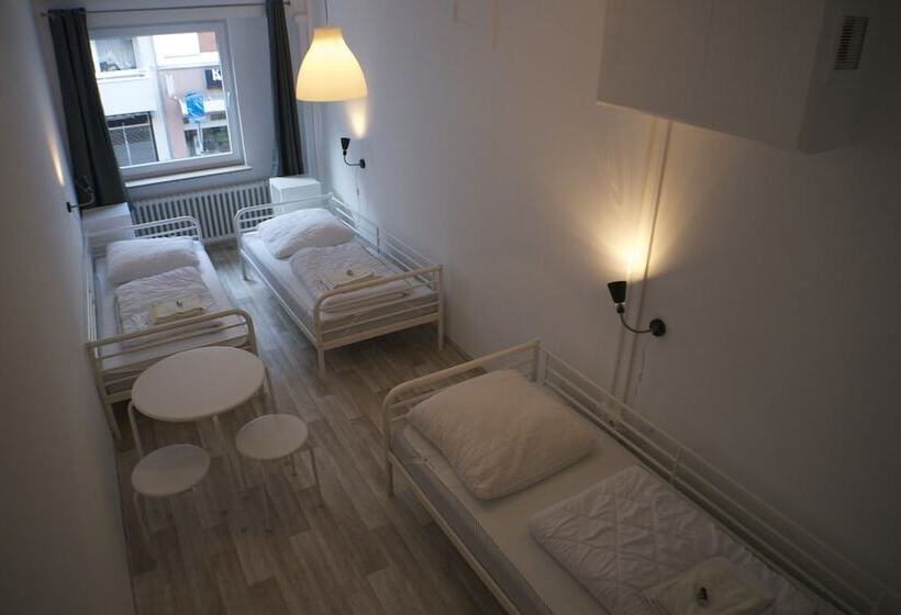 חדר סטנדרט לשלושה עם חדר אמבטיה משוף, Station Hostel For Backpackers