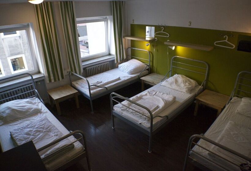 חדר סטנדרטי לארבעה עם חדר אמבטיה משותף, Station Hostel For Backpackers