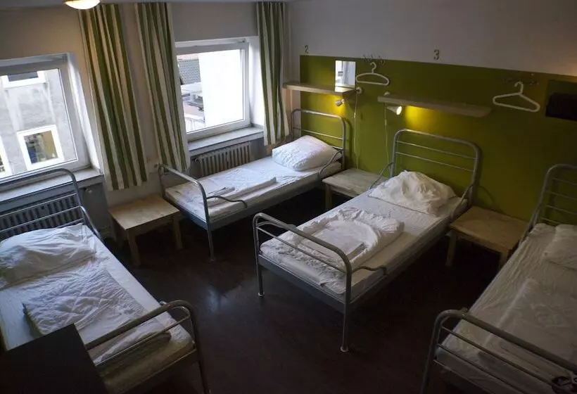 Standard Neljän Hengen Huone Jaettu Kylpyhuone, Station Hostel For Backpackers