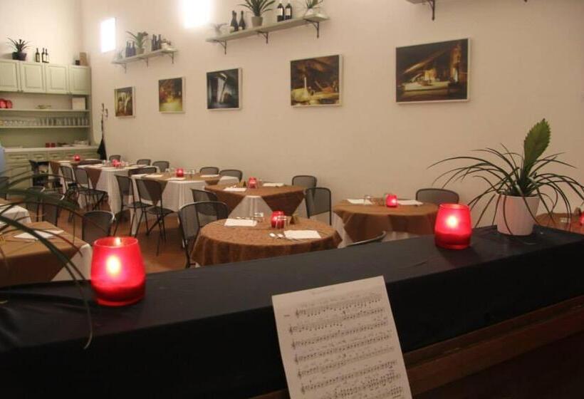 اتاق استاندارد چهارنفره با سرویس بهداشتی مشترک, Student's Hostel Della Ghiara