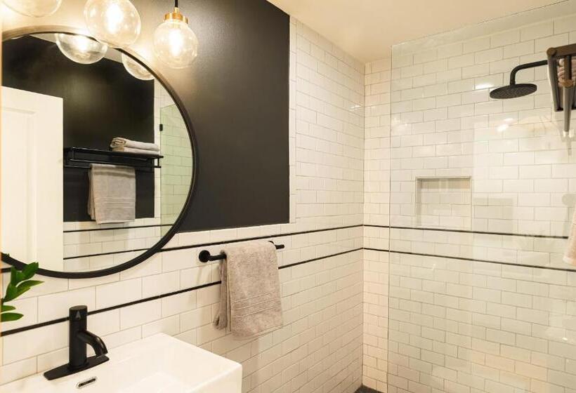 家庭套房, The Rex