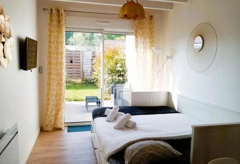 キングサイズベッドのスタンダードルーム, Studiocaroline44, 2 Studios Entre La Ville Et La Mer, Parking, Cuisine, Moins De 15min De L Aéroport