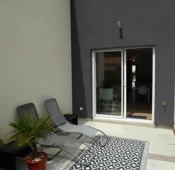 キングサイズベッドのスタンダードルーム, Studiocaroline44, 2 Studios Entre La Ville Et La Mer, Parking, Cuisine, Moins De 15min De L Aéroport