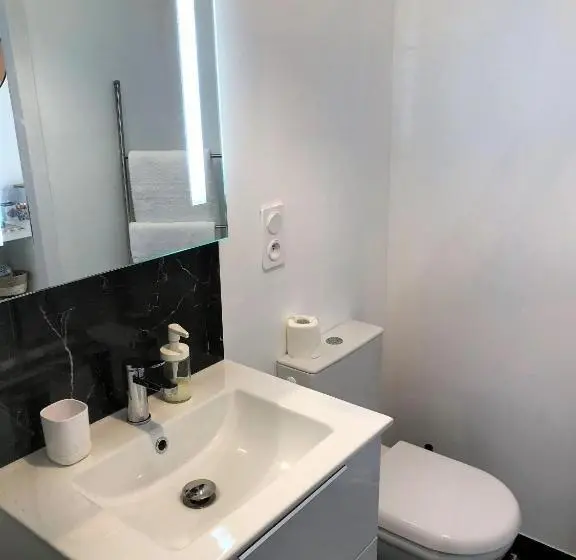 キングサイズベッドのスタンダードルーム, Studiocaroline44, 2 Studios Entre La Ville Et La Mer, Parking, Cuisine, Moins De 15min De L Aéroport